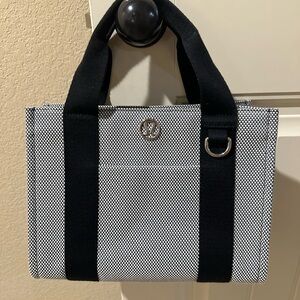 Lululemon Athletica Black and White Laptop Bag with Athletic Style